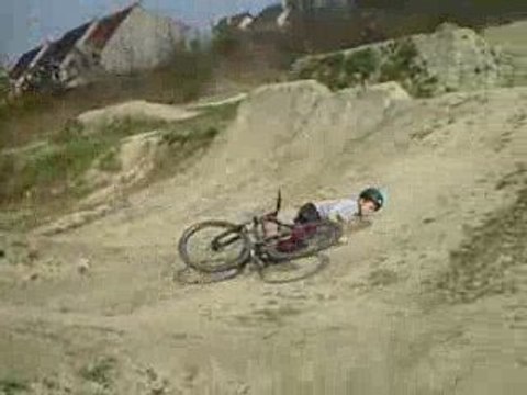 Regis fait du vélo ! CRASH !