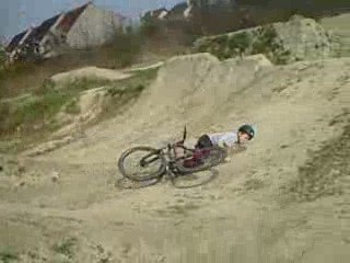 Regis fait du vélo !  CRASH !