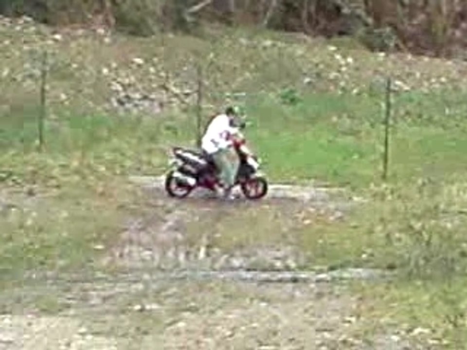 un pote a mon frère entr1 de crados un scoot