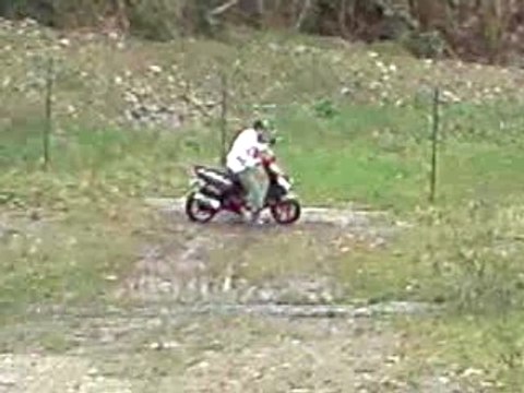 un pote a mon frère entr1 de crados un scoot