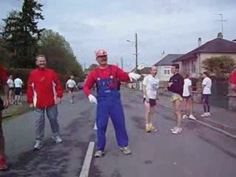 mario et son triporteur aux Foulées castelbourgeoises  2è pa