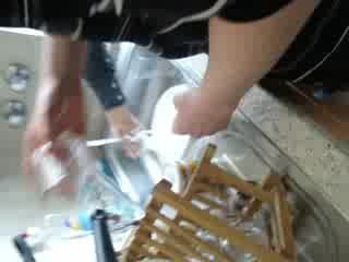 Matthias fait la vaiselle