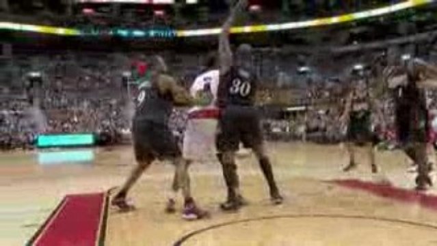 NBA Chris Bosh makes a nice bounce-pass feed to Andrea Bargn