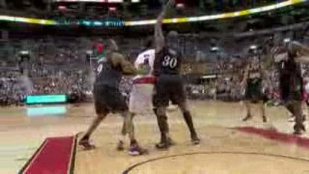 NBA Chris Bosh makes a nice bounce-pass feed to Andrea Bargn