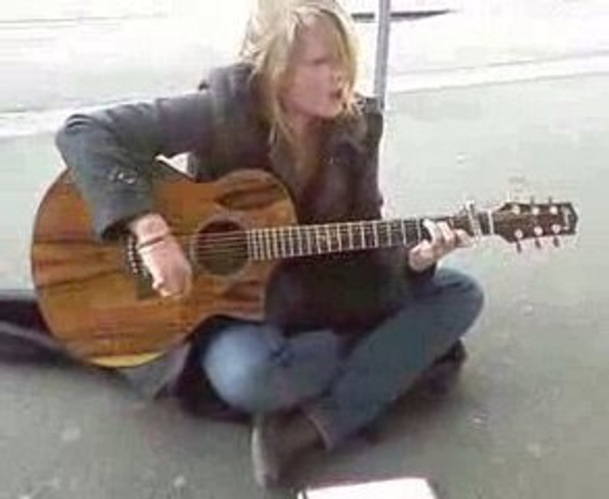 clem chante a la gare