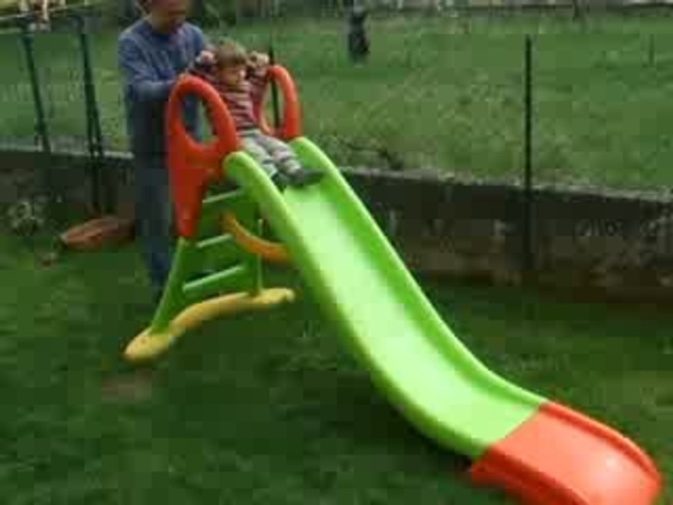 LOULOU FAIT DU TOBOGAN