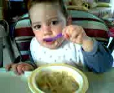 Ewan mange tout seul