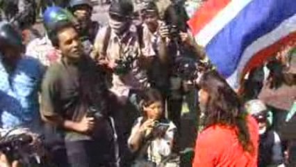 Altercation entre deux femmes "rouges" et un photographe tha