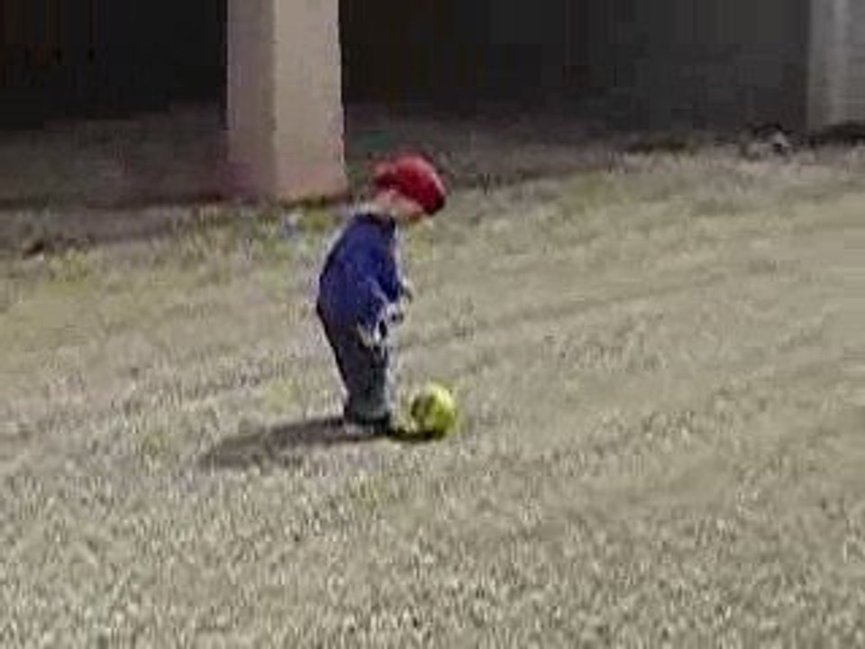 ballon dans la cour