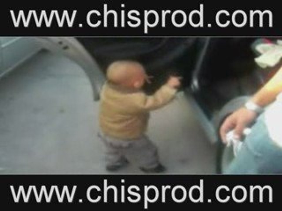 BEBE danceur de ouf à ibiza techno (baila como un loco)