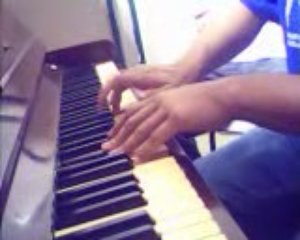 Mark tocando Blood Tears no Piano da Skola