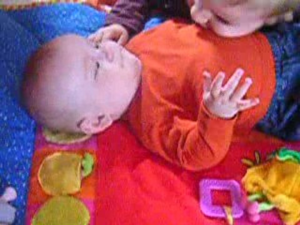 Jules,5 mois,rit aux bisous chatouille de son frère Corentin