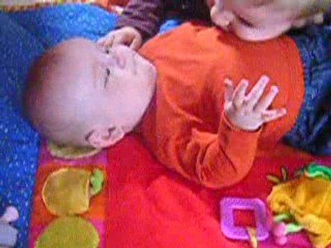 Jules,5 mois,rit aux bisous chatouille de son frère Corentin