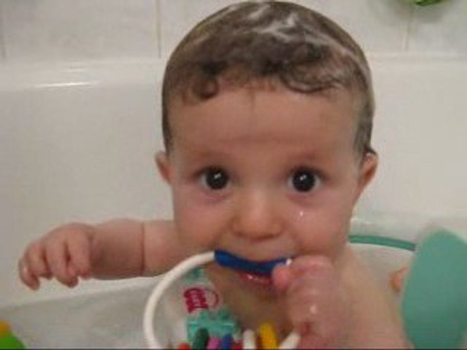 Mathis et Evann dans le bain