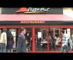 Omar Slaouti avec les grévistes de Pizza Hut