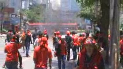 Jets de cocktails molotov et bus incendie sur Ratchaprarop