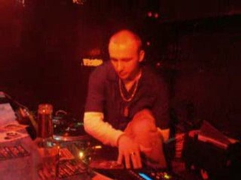 Passe-passe de Dj Gone Crazy au sound system de la Taverne