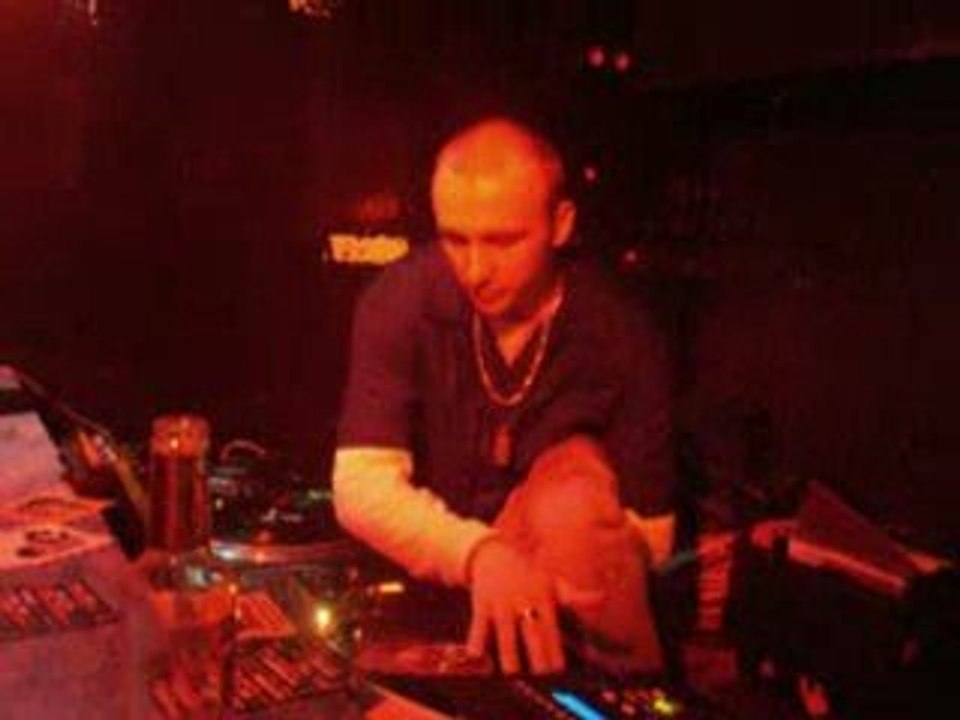 Passe-passe de Dj Gone Crazy au sound system de la Taverne