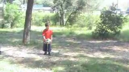Les petits qui jouent au ballon 1
