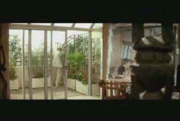 Emmanuelle beart-a gauche en sortant de l'ascenceur