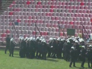 Ćwiczenia policji na stadionie Pogoni