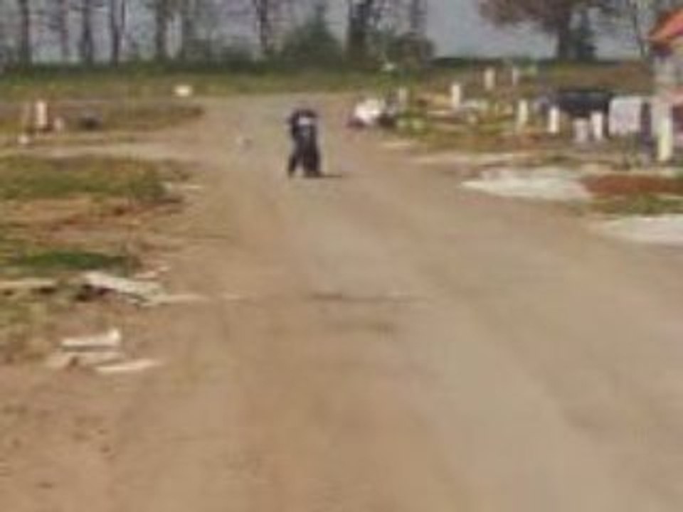 mon couz qui fait du well avec son scooter