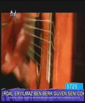 öykü berk evlerinin önü boyalı direk