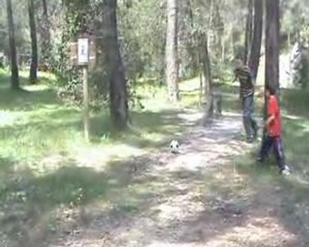 Les petits qui jouent au ballon 4