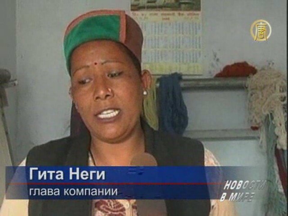 Индийские женщины ткут ковры, чтобы заработать себе на жизнь