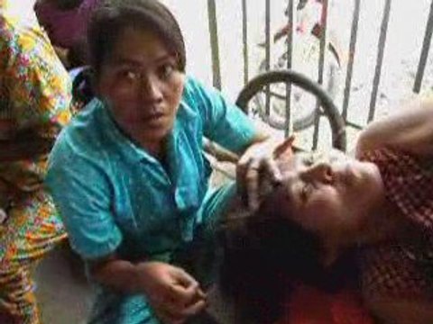 Cambodge 2009 - Psar Leu - découpage de bloc de glace