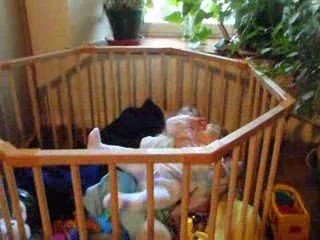 Emmy et cloé dans le parc