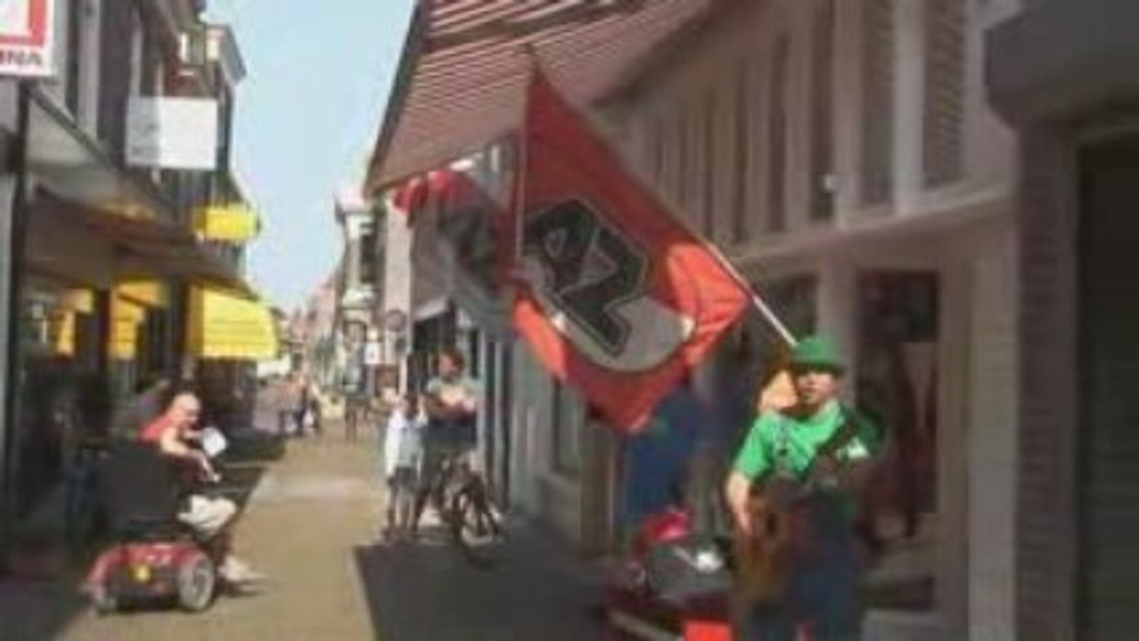 Bertje Doperwtje zingt zijn AZ-lied
