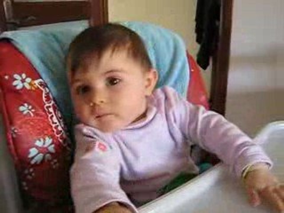 Video julie joue avec ses doigts!