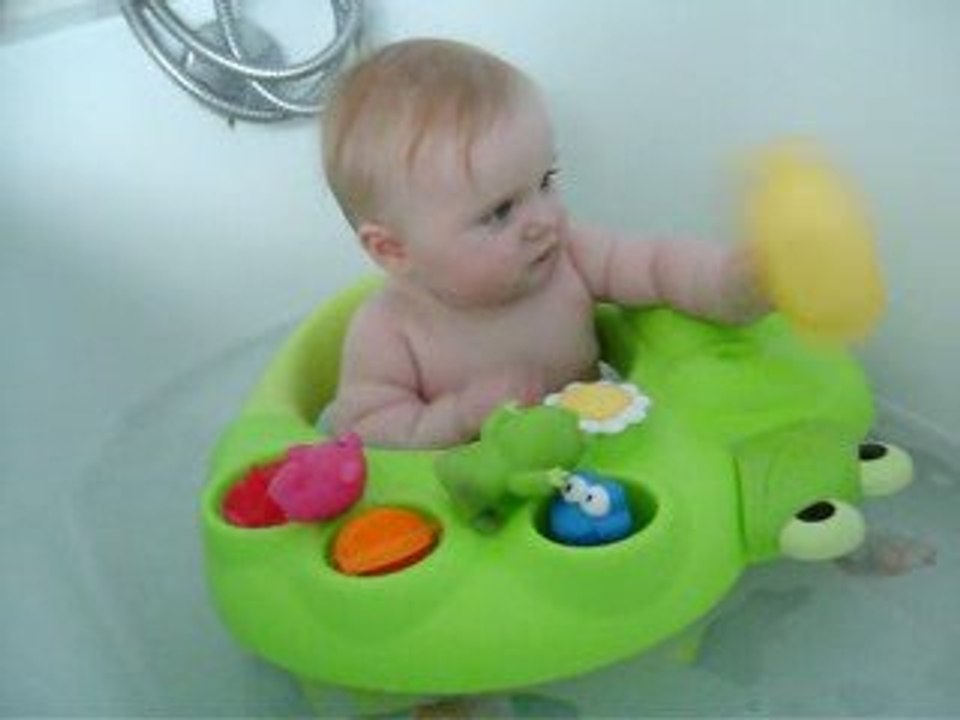 Manon dans son siège de bain