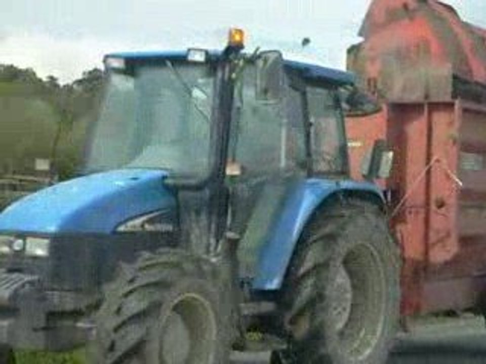 tracteur N-H tl100 avec épandeur de fumier LUCAS.G