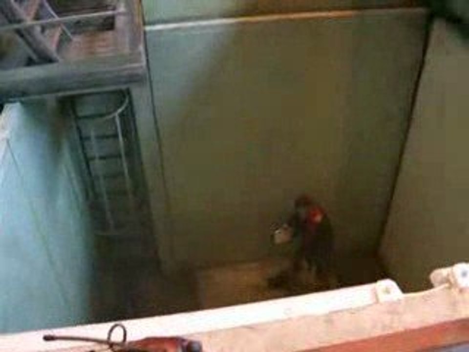 Blague-travail-lance-eau