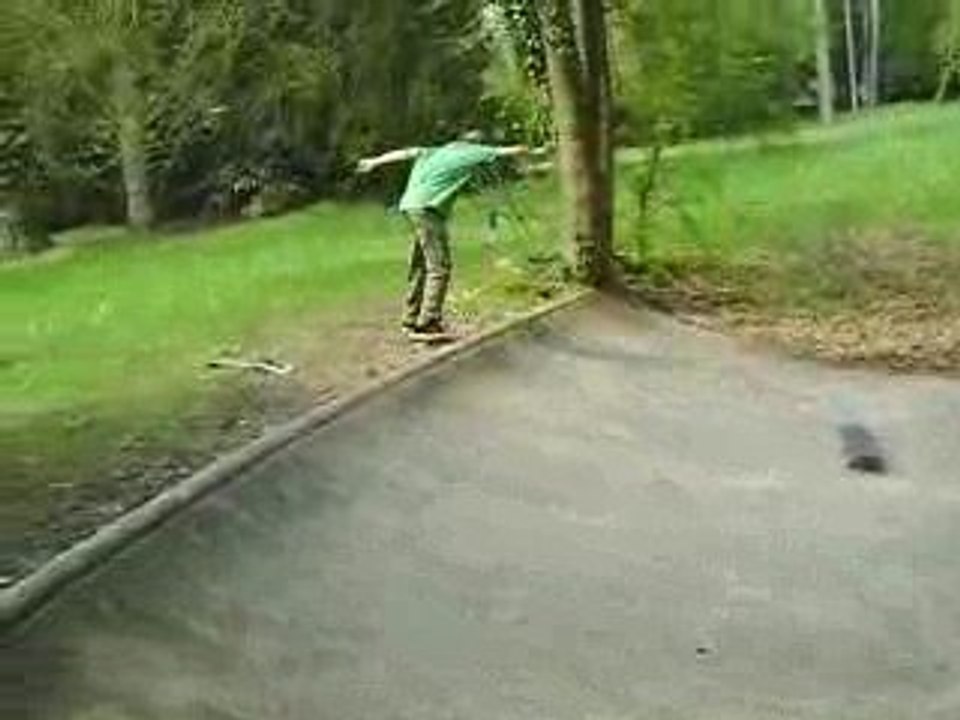 INITIATION SKATE BOWL LA FERTE sous JOUARRE partie 1