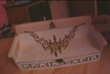 Rammstein, pyrogravure et canapé.