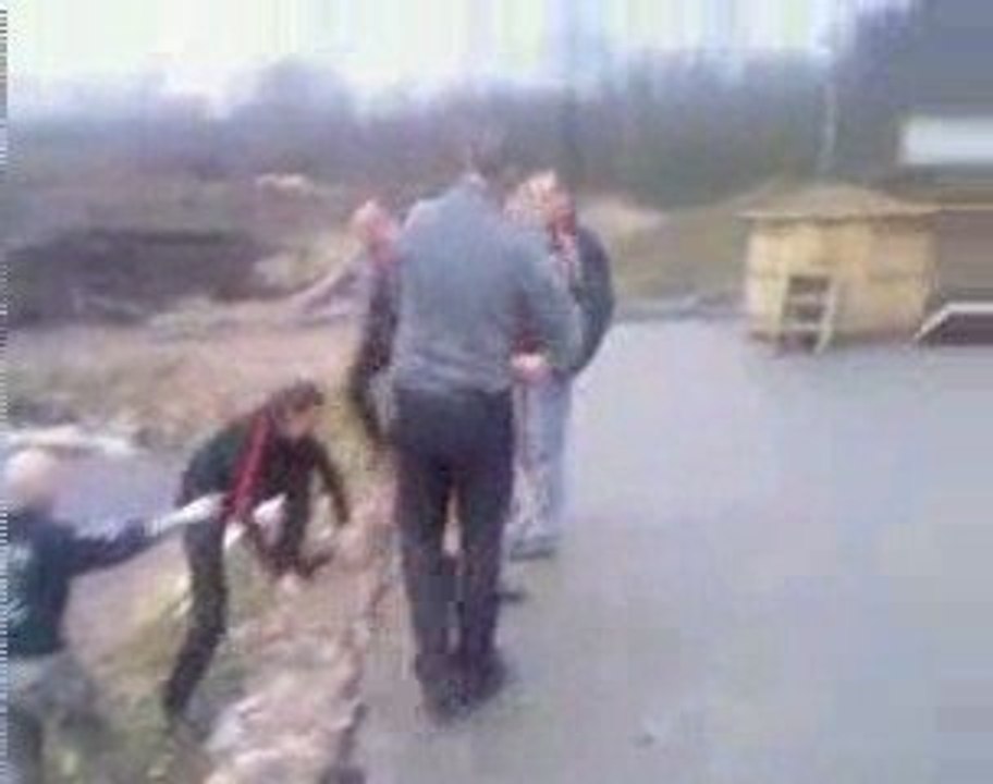 Plongeon dans un lac gelé