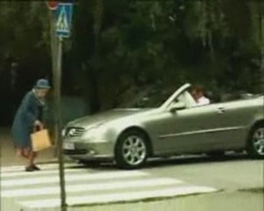 Pub IKEA (Vieille dame et airbag)