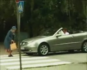 Pub IKEA (Vieille dame et airbag)