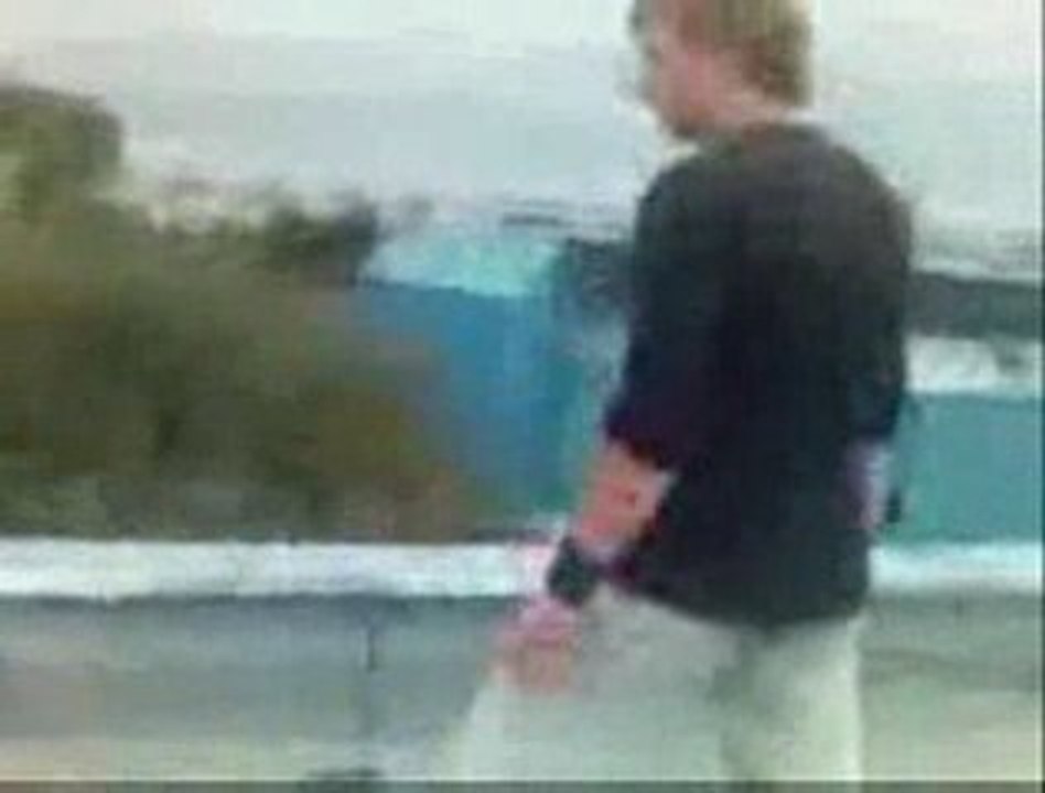 Régis saut dans un toit en taule