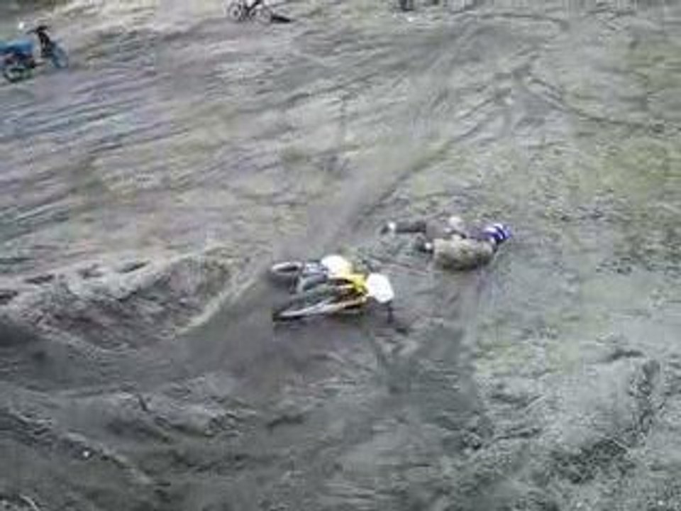 REGIS fait de la marche arrière en moto