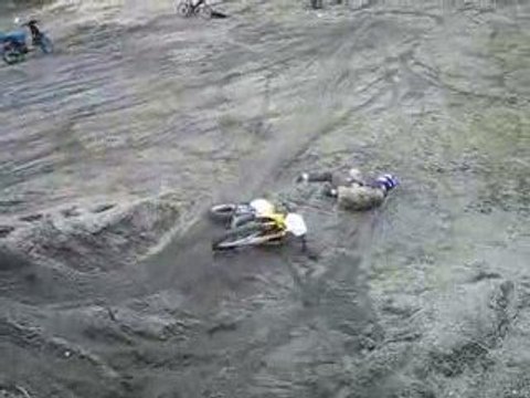 REGIS fait de la marche arrière en moto