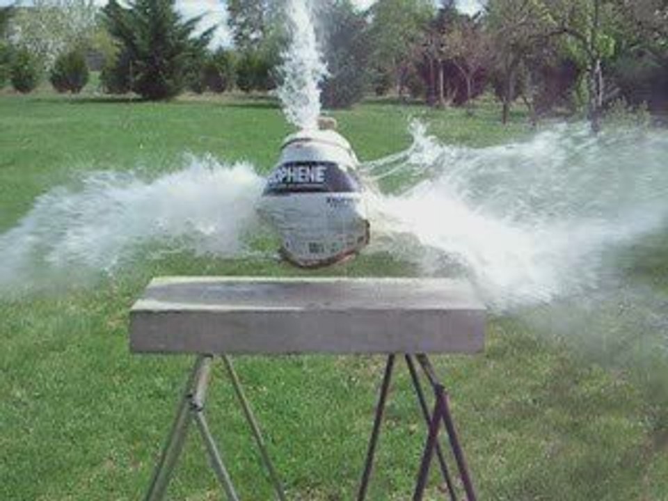 taurus raging bull 454 casull VS bidon d'eau 6 L revolver