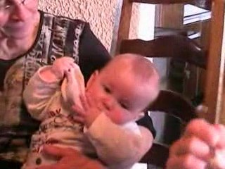 Léo chez Mamie qui tète son pouce