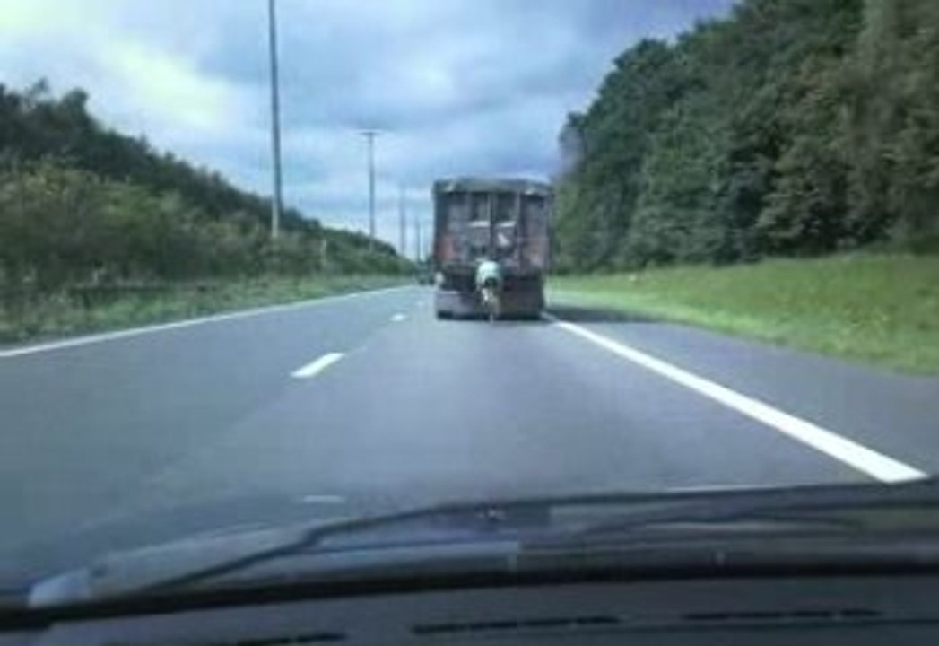 Vélo derrière un camion à 100 km h sur l'autoroute