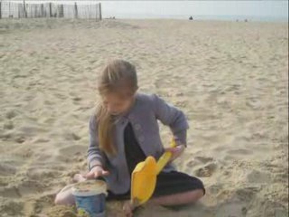les enfants qui s'amuse a la plage