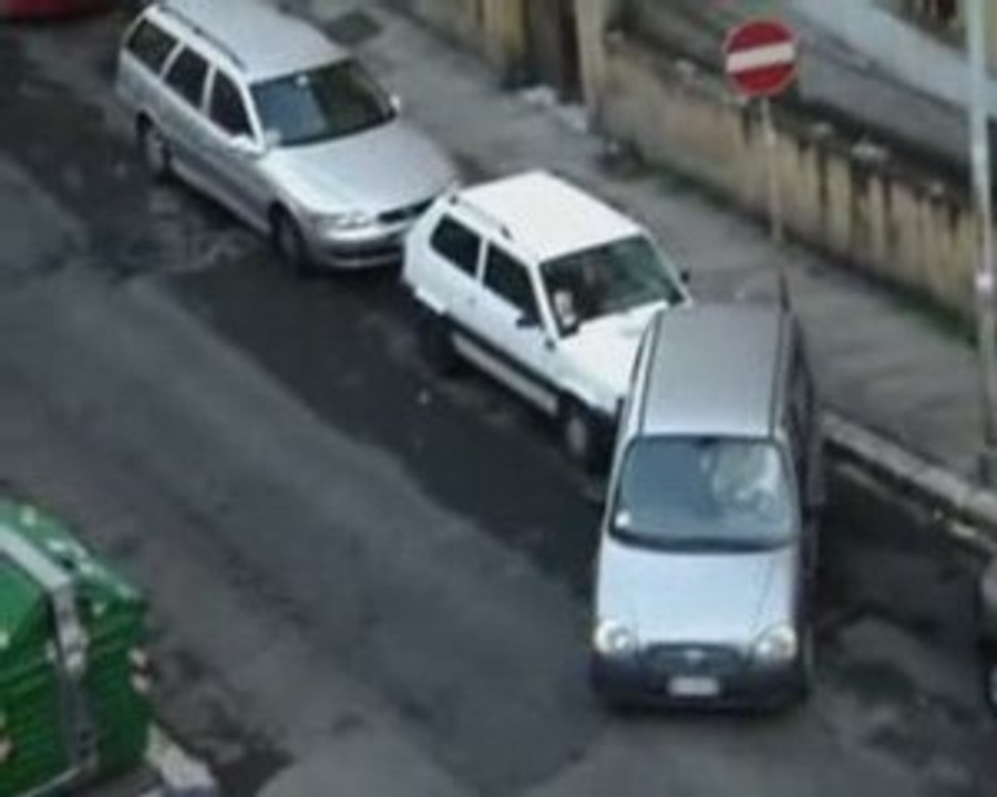 Femme essayant de garer sa voiture