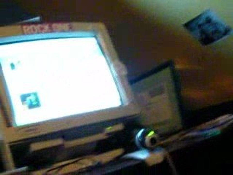 Geek de retour !!! le ti frère a l'ordi :p